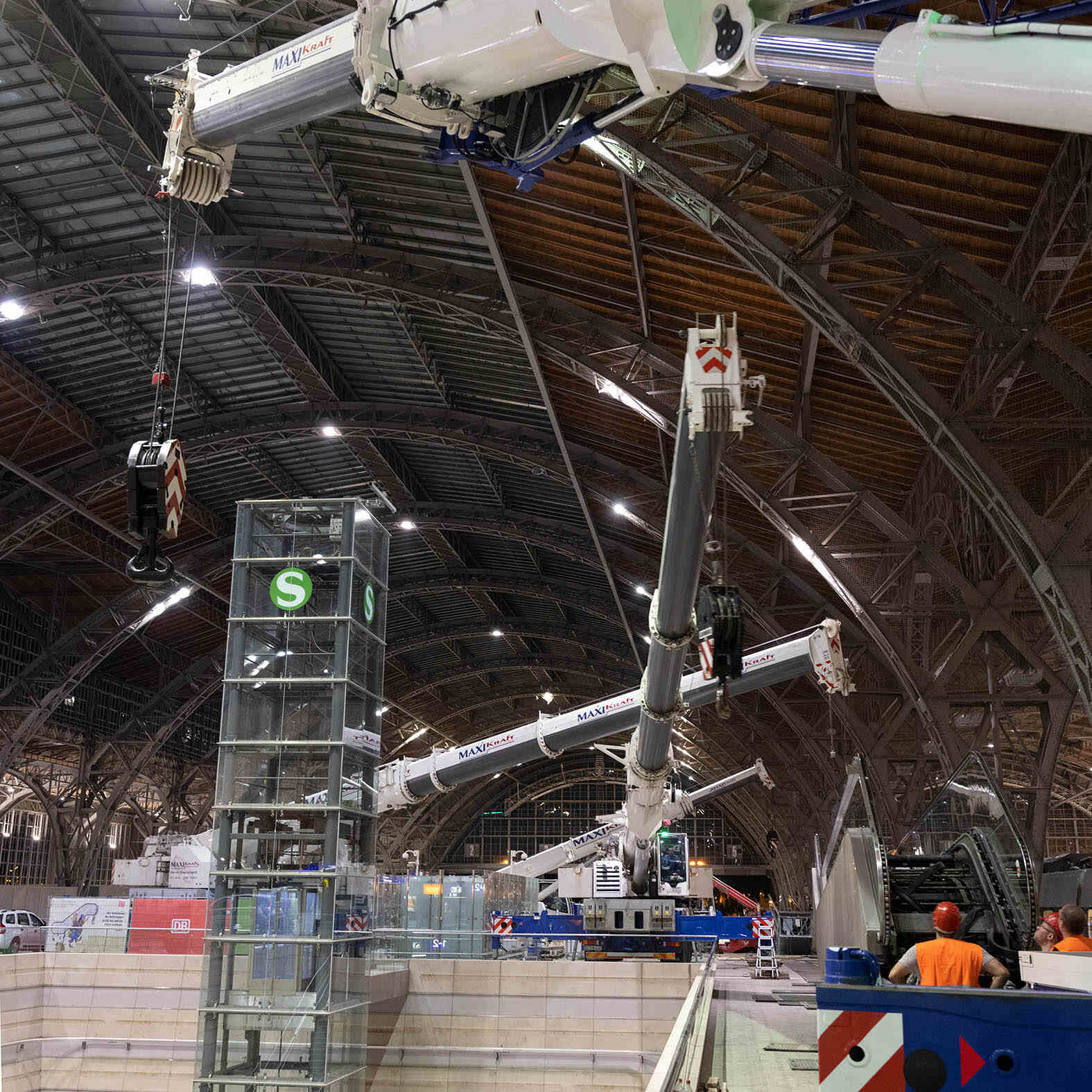 REPLACING AN ESCALATOR AT TRAIN STATION, LEIPZIG