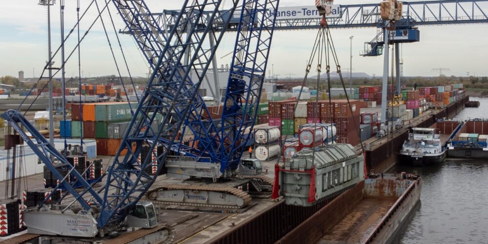 MAGDEBURG HEAVY DUTY AT THE PORT EDGE