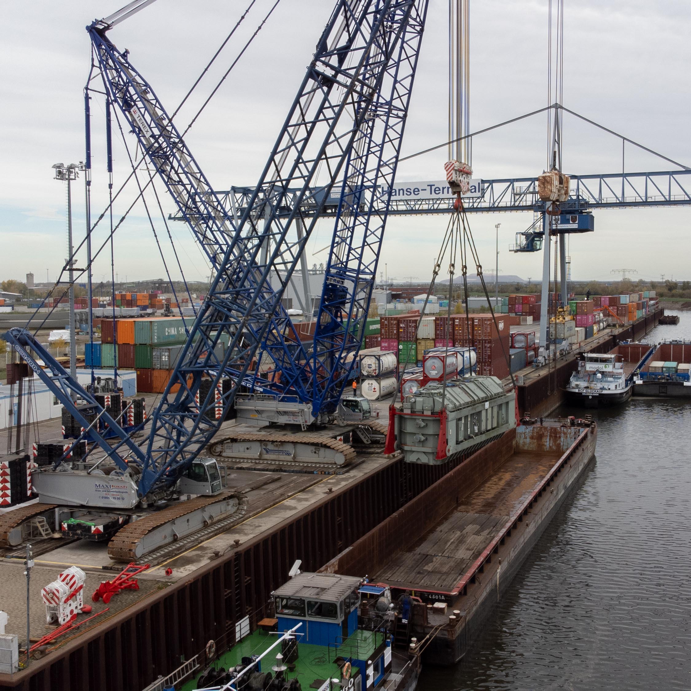 MAGDEBURG SCHWERLAST AN DER HAFENKANTE