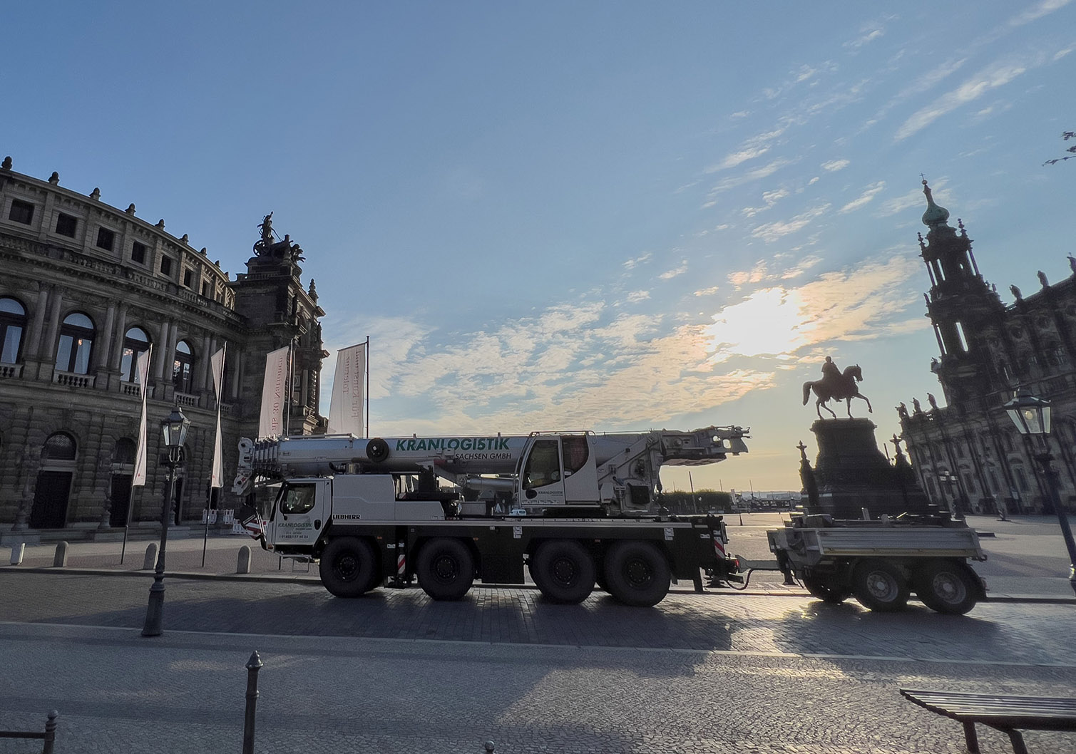 GREIFEN-ANFLUG AUF DIE SEMPEROPER