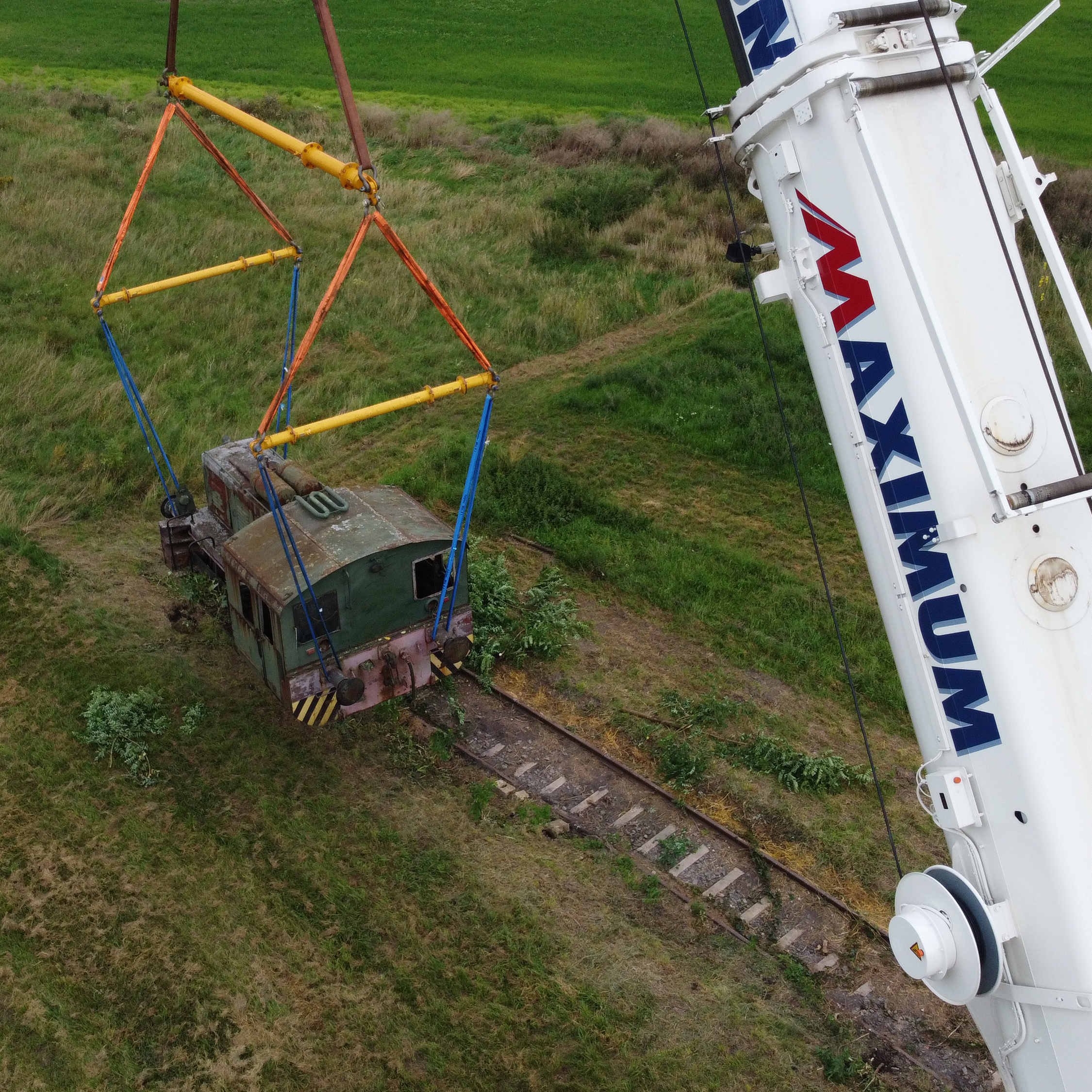 ALTE INDUSTRIEBAHN ANS LICHT GEHOLT