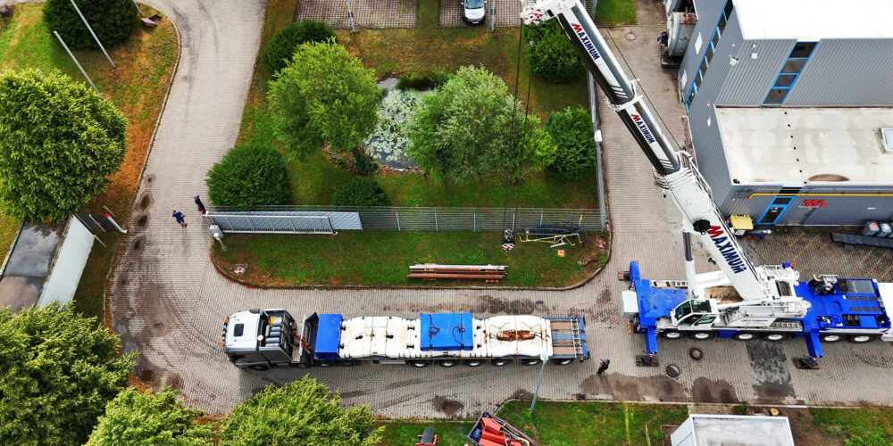 Fahren und Heben für einen Kessel